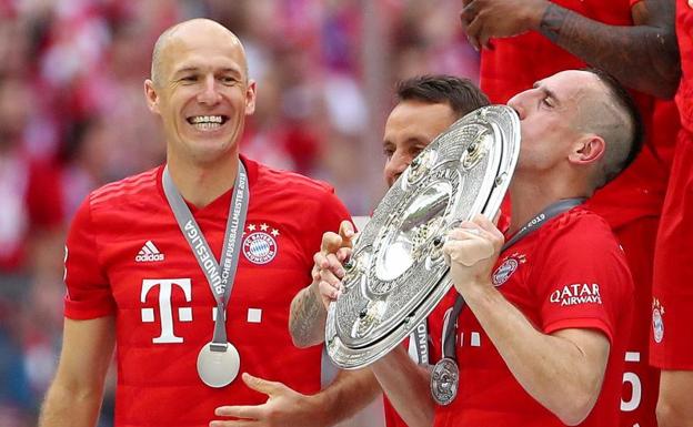 Arjen Robben y Frack Ribery, celebrando el título de Liga.