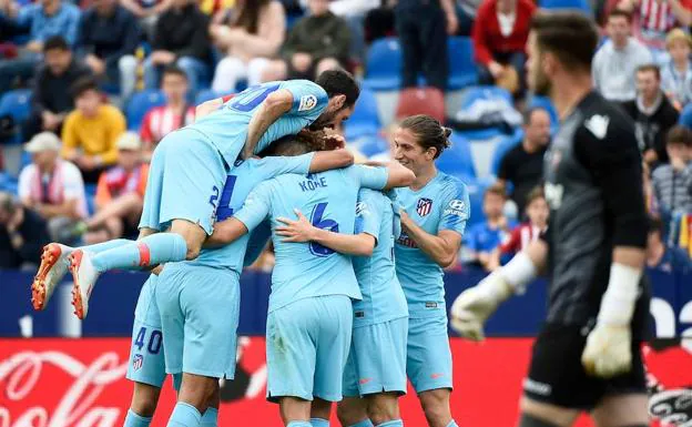 Los jugadores del Atlético de Madrid celebran el segundo gol frente al Levante.