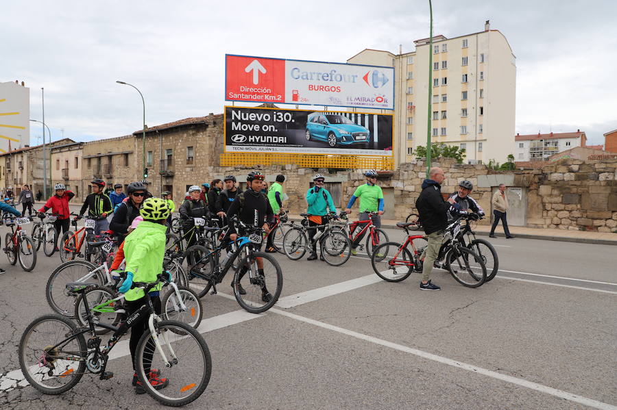 Miles de burgaleses, tanto niños como mayores, han vuelto a participar en el Día de la Bici, una iniciativa solidaria a favor de la Fundación Candeal - Proyecto Hombre