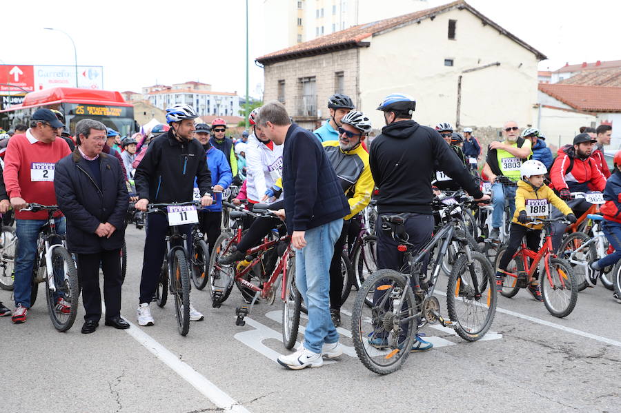 Miles de burgaleses, tanto niños como mayores, han vuelto a participar en el Día de la Bici, una iniciativa solidaria a favor de la Fundación Candeal - Proyecto Hombre