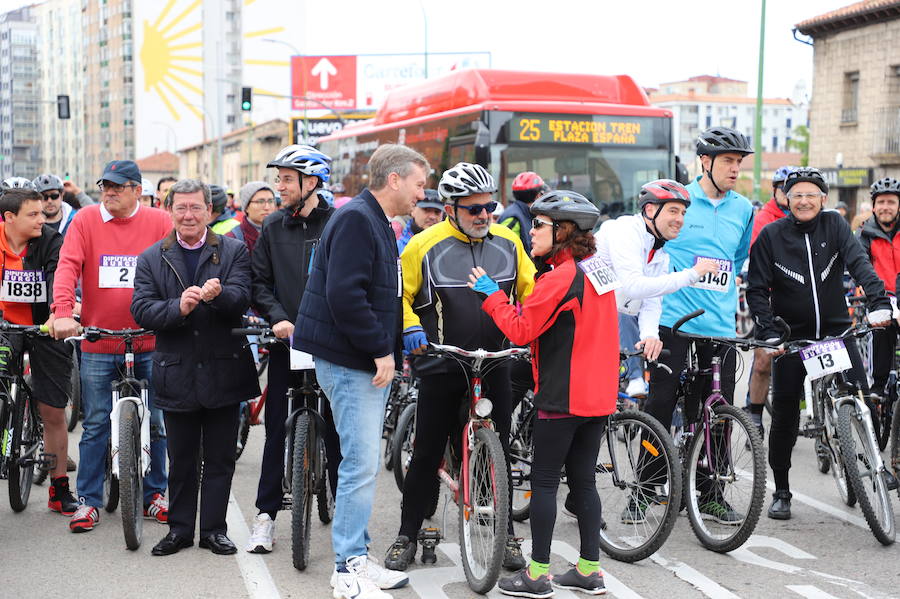 Miles de burgaleses, tanto niños como mayores, han vuelto a participar en el Día de la Bici, una iniciativa solidaria a favor de la Fundación Candeal - Proyecto Hombre