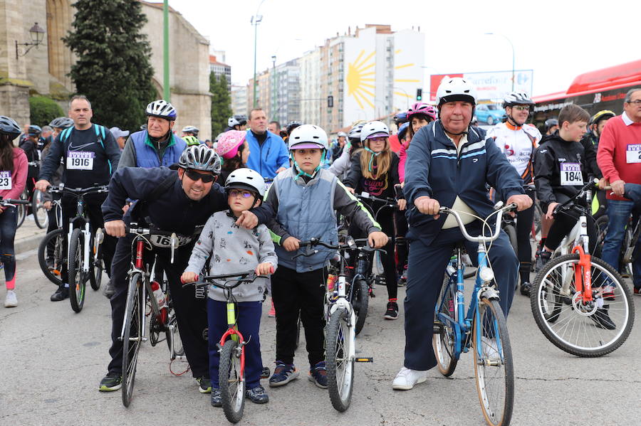 Miles de burgaleses, tanto niños como mayores, han vuelto a participar en el Día de la Bici, una iniciativa solidaria a favor de la Fundación Candeal - Proyecto Hombre