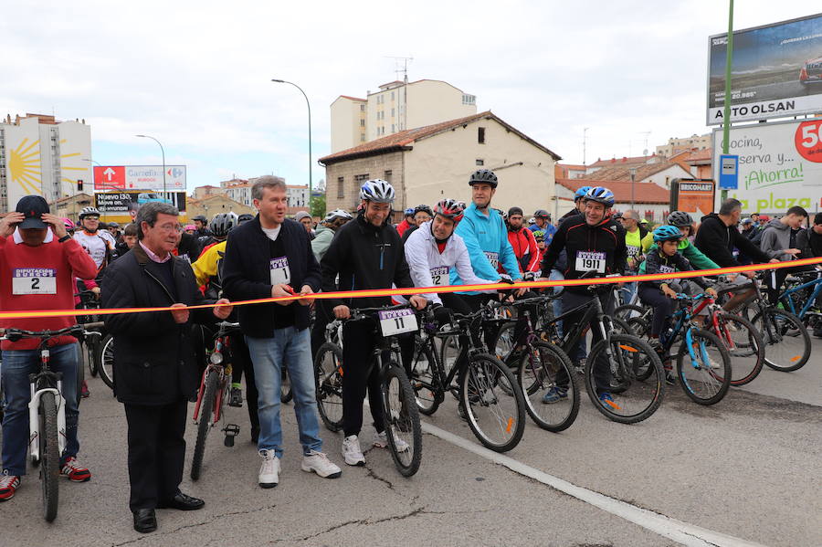 Miles de burgaleses, tanto niños como mayores, han vuelto a participar en el Día de la Bici, una iniciativa solidaria a favor de la Fundación Candeal - Proyecto Hombre