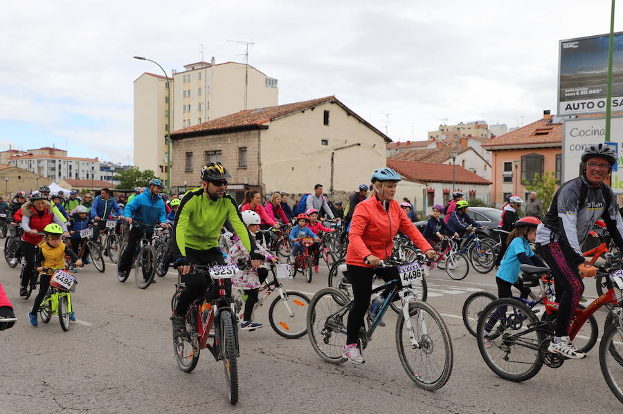 Miles de burgaleses, tanto niños como mayores, han vuelto a participar en el Día de la Bici, una iniciativa solidaria a favor de la Fundación Candeal - Proyecto Hombre