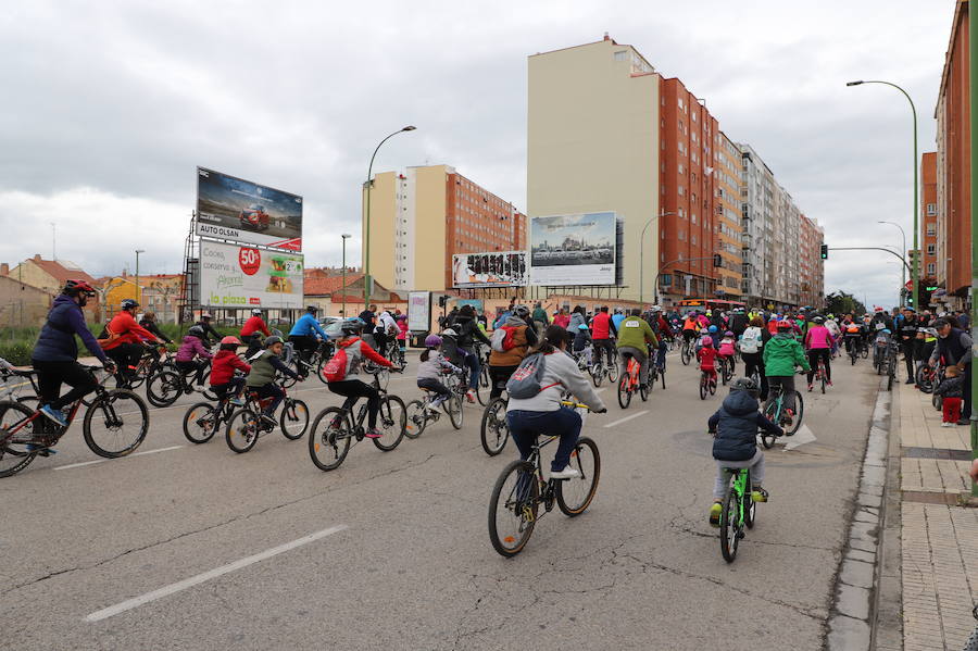 Miles de burgaleses, tanto niños como mayores, han vuelto a participar en el Día de la Bici, una iniciativa solidaria a favor de la Fundación Candeal - Proyecto Hombre