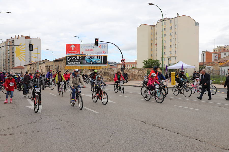 Miles de burgaleses, tanto niños como mayores, han vuelto a participar en el Día de la Bici, una iniciativa solidaria a favor de la Fundación Candeal - Proyecto Hombre