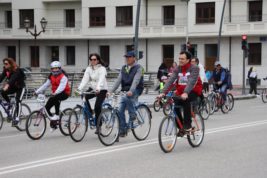 Miles de burgaleses, tanto niños como mayores, han vuelto a participar en el Día de la Bici, una iniciativa solidaria a favor de la Fundación Candeal - Proyecto Hombre