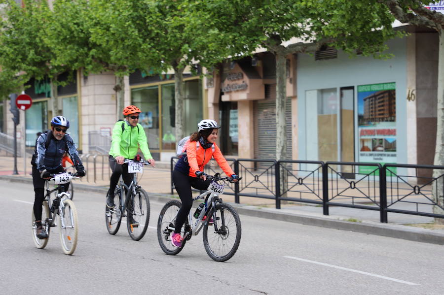 Miles de burgaleses, tanto niños como mayores, han vuelto a participar en el Día de la Bici, una iniciativa solidaria a favor de la Fundación Candeal - Proyecto Hombre