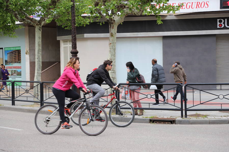 Miles de burgaleses, tanto niños como mayores, han vuelto a participar en el Día de la Bici, una iniciativa solidaria a favor de la Fundación Candeal - Proyecto Hombre