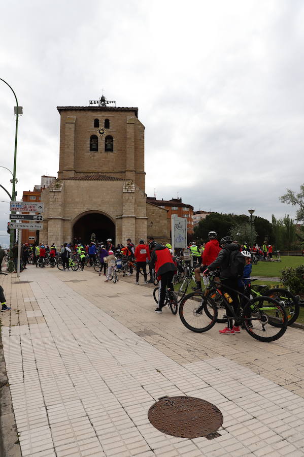 Miles de burgaleses, tanto niños como mayores, han vuelto a participar en el Día de la Bici, una iniciativa solidaria a favor de la Fundación Candeal - Proyecto Hombre