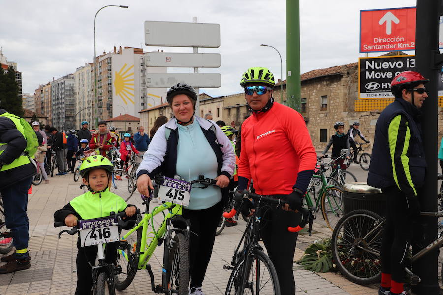 Miles de burgaleses, tanto niños como mayores, han vuelto a participar en el Día de la Bici, una iniciativa solidaria a favor de la Fundación Candeal - Proyecto Hombre