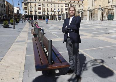 Imagen secundaria 1 - Pablo Fernández en su ciudad