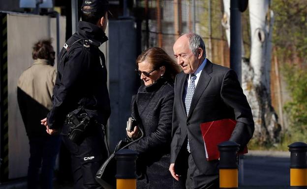 El exgobernador del Banco de España, Miguel Ángel Fernández Ordóñez, al acudir al juicio de Bankia. 