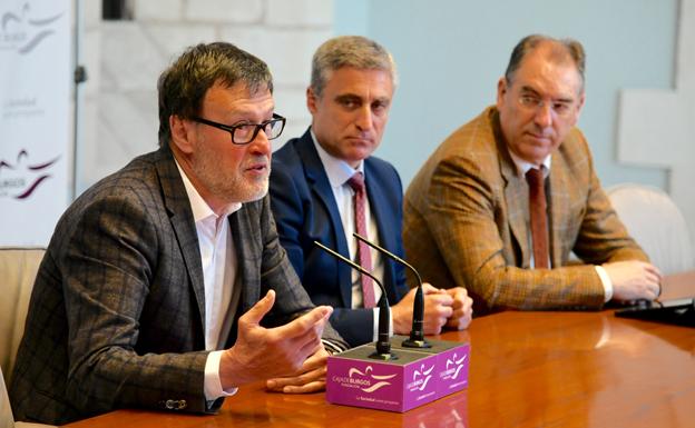 De izda. a dcha Pablo Doménech, el director general de la Fundación Caja de Burgos, Rafael Barbero y el presidente de FAE, Miguel Ángel Benavente. 