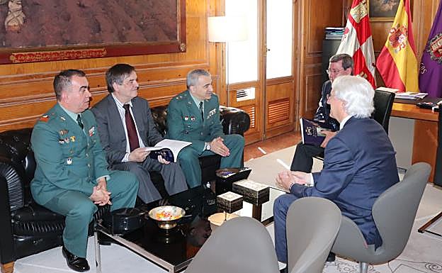 Autores del libro momentos antes de su presentación