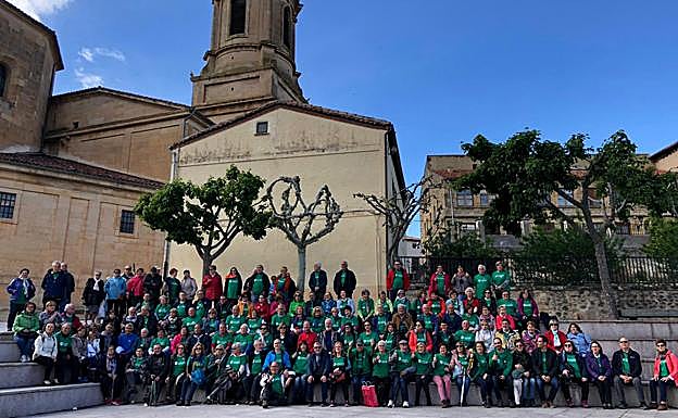 Foto de familia de los participantes en la Marcha Solidaria. 