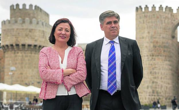 Los ponentes, Dolores Lozano y Tomás Montero, posan ante las murallas de Ávila. 