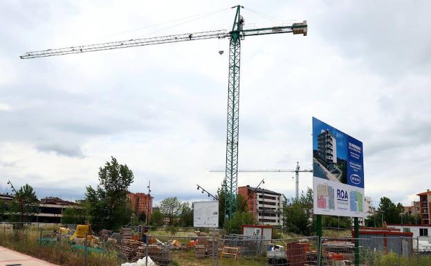 Trabajos de construcción de una nueva promoción de viviendas. 