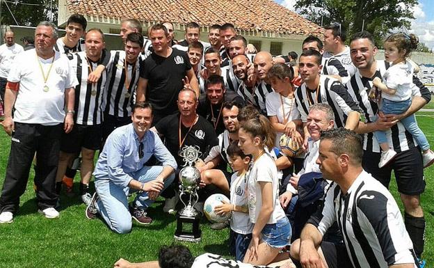 El fútbol es una de las aficiones del candidato socialista a la Alcaldía de Burgos, Daniel de la Rosa.