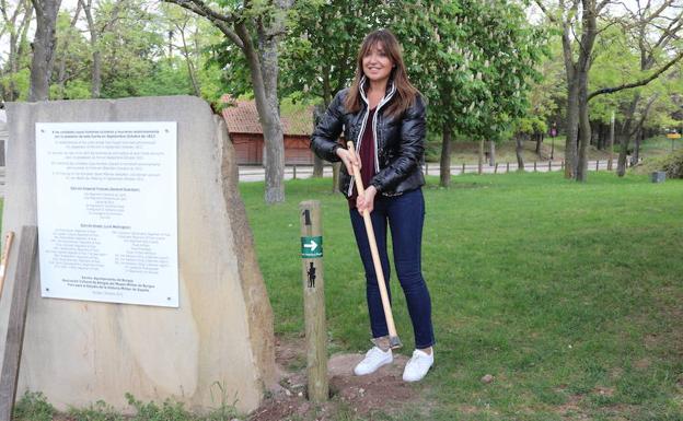 Carolina Blasco, concejala de Turismo, clavando uno de los pivotes que señaliza el inicio de una de las rutas 