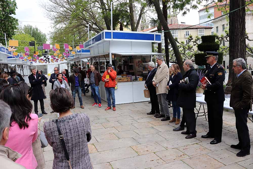 Imagen principal - La Feria del Libro de Burgos abre sus puertas en el Paseo del Espolón