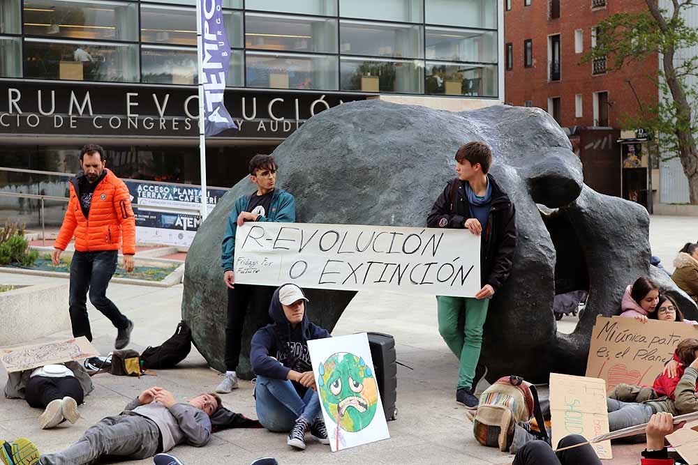 El paseo de Atapuerca ha sido el lugar donde se ha celebrado esta sentada, con motivo de la segunda huelga mundial estudiantil contra el cambio climático 