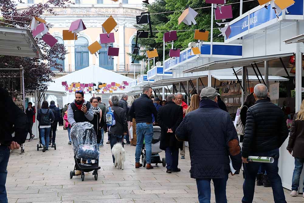 Las mejores imágenes de la segunda jornada de la Feria del Libro, celebrada en el Paseo del Espolón