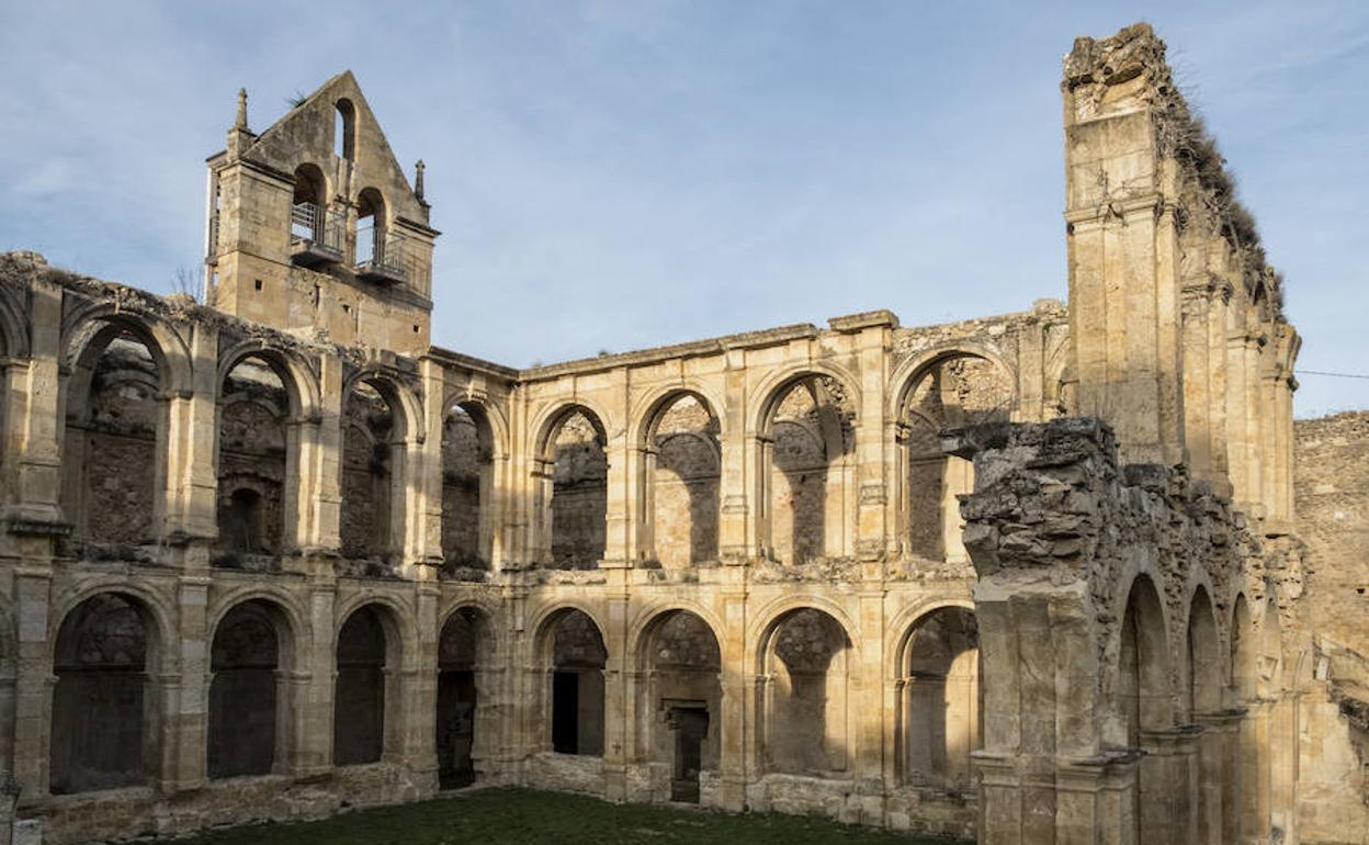 Aspecto del claustro del monasterio de Santa María de Rioseco tras la restauración. 