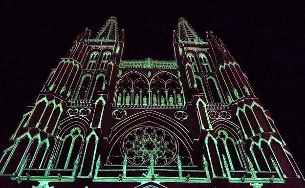 La catedral de Burgos iluminada durante la Noche Blanca. 