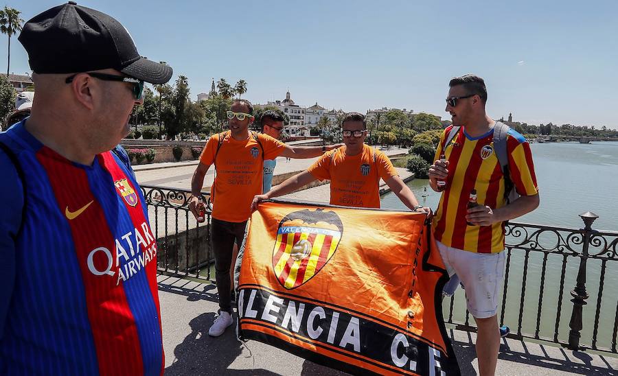 Las aficiones del Barcelona y del Valencia han puesto el colorido a la previa de la final de la Copa del Rey