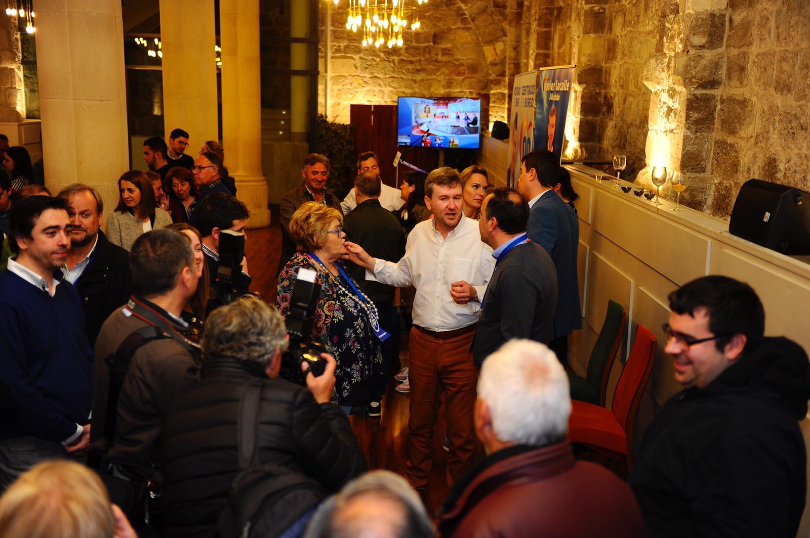 Fotos: El PP compartió con sus afiliados el resultado electoral