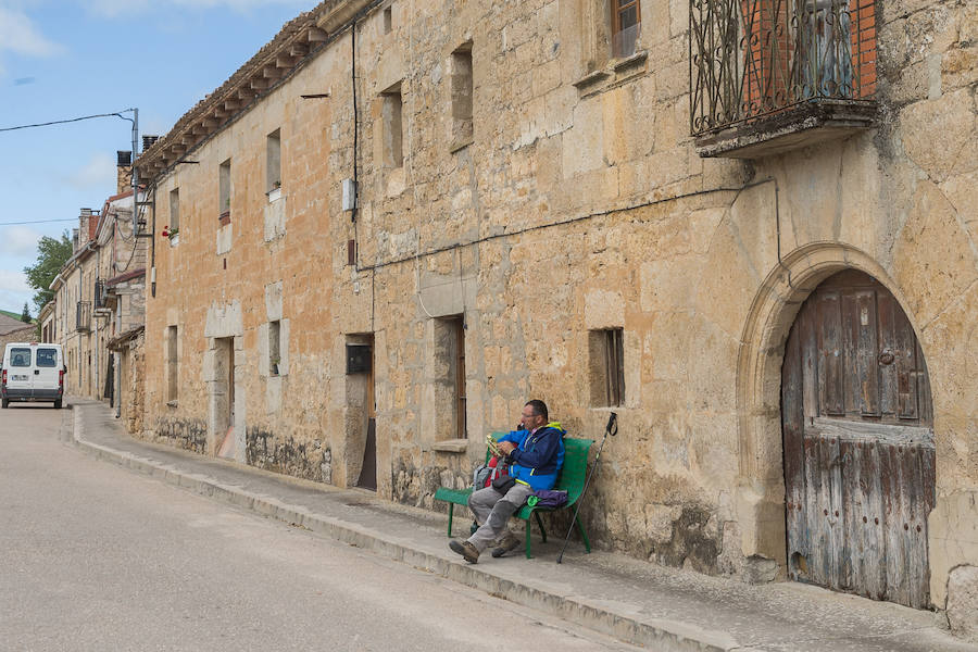 Un peregrino hace una parada para descansar en Hornillos del Camino, en el día de elecciones