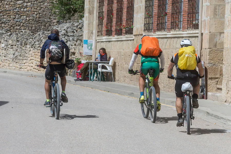 Un grupo de peregrinos en bicicleta en su paso por Hornillos del Camino, en el día de elecciones