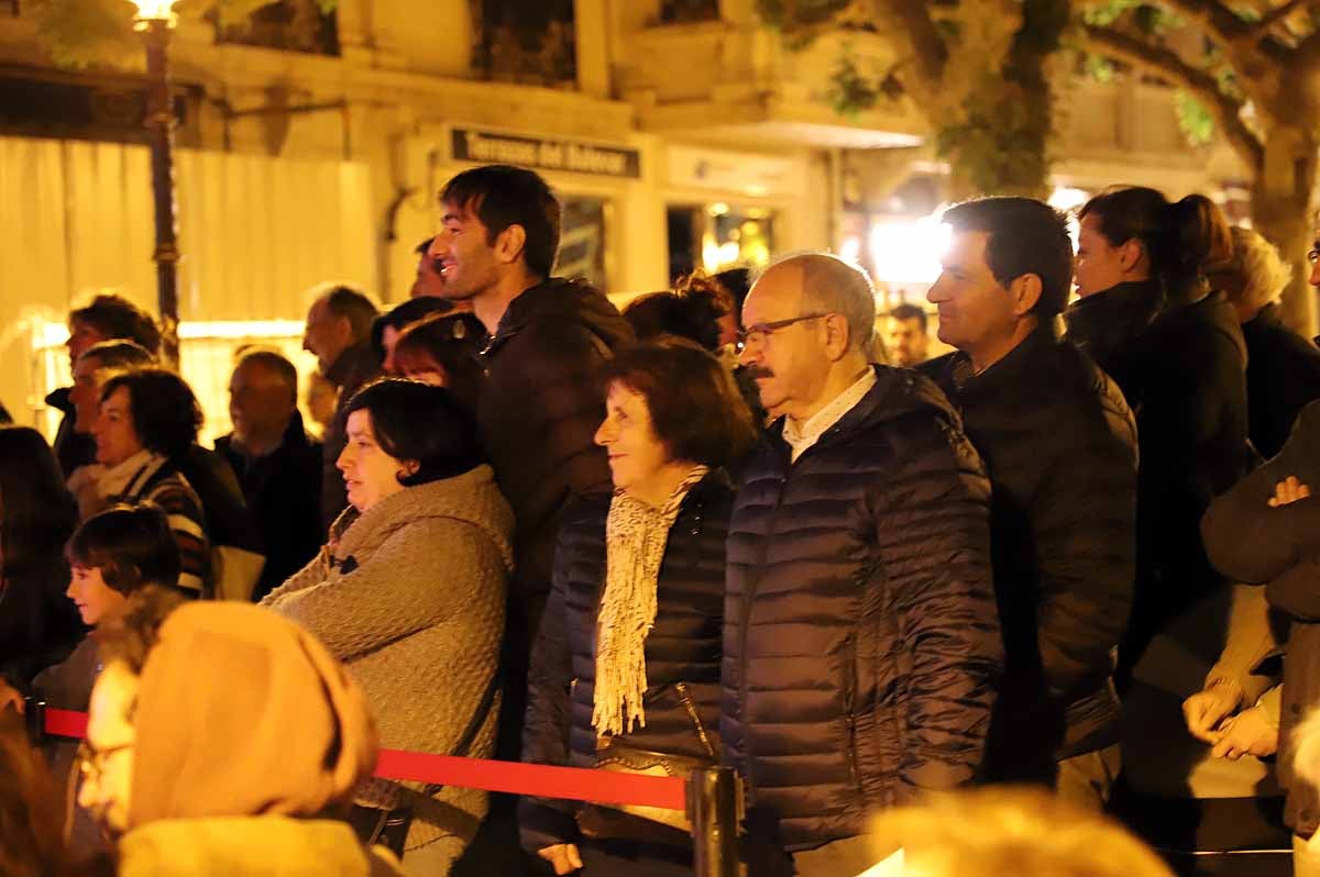 A pesar del frío viento, los burgaleses han salido a las calles para disfrutar de propuestas culturales hasta las 3 horas de la mañana durante una jornada llena de vida