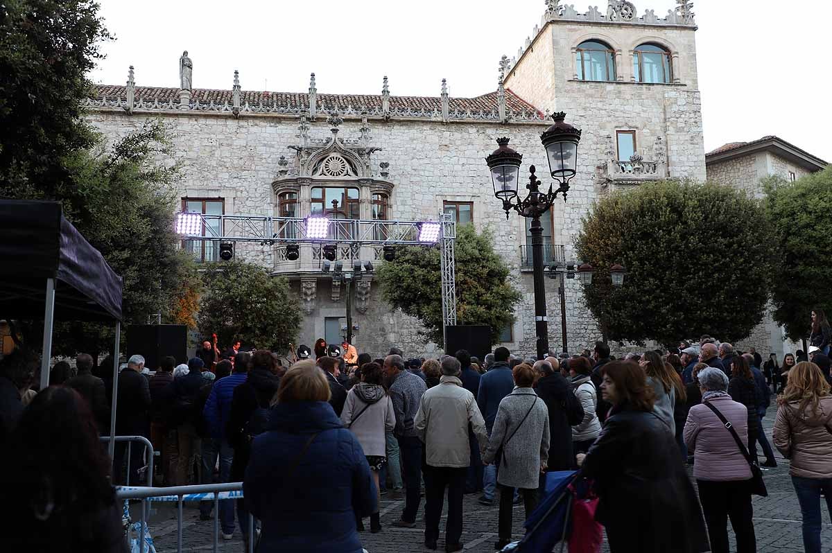 A pesar del frío viento, los burgaleses han salido a las calles para disfrutar de propuestas culturales hasta las 3 horas de la mañana durante una jornada llena de vida