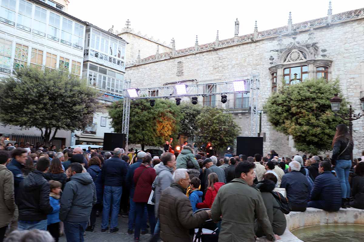 A pesar del frío viento, los burgaleses han salido a las calles para disfrutar de propuestas culturales hasta las 3 horas de la mañana durante una jornada llena de vida