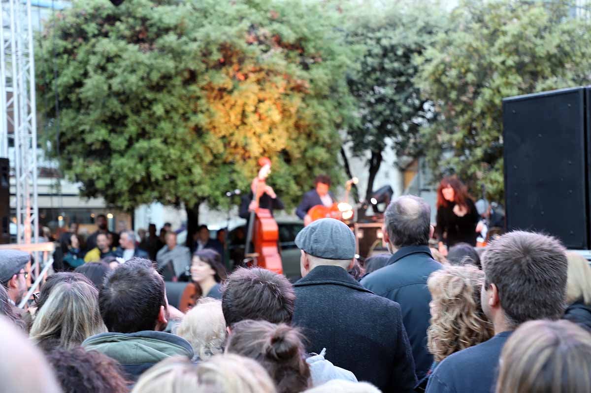 A pesar del frío viento, los burgaleses han salido a las calles para disfrutar de propuestas culturales hasta las 3 horas de la mañana durante una jornada llena de vida