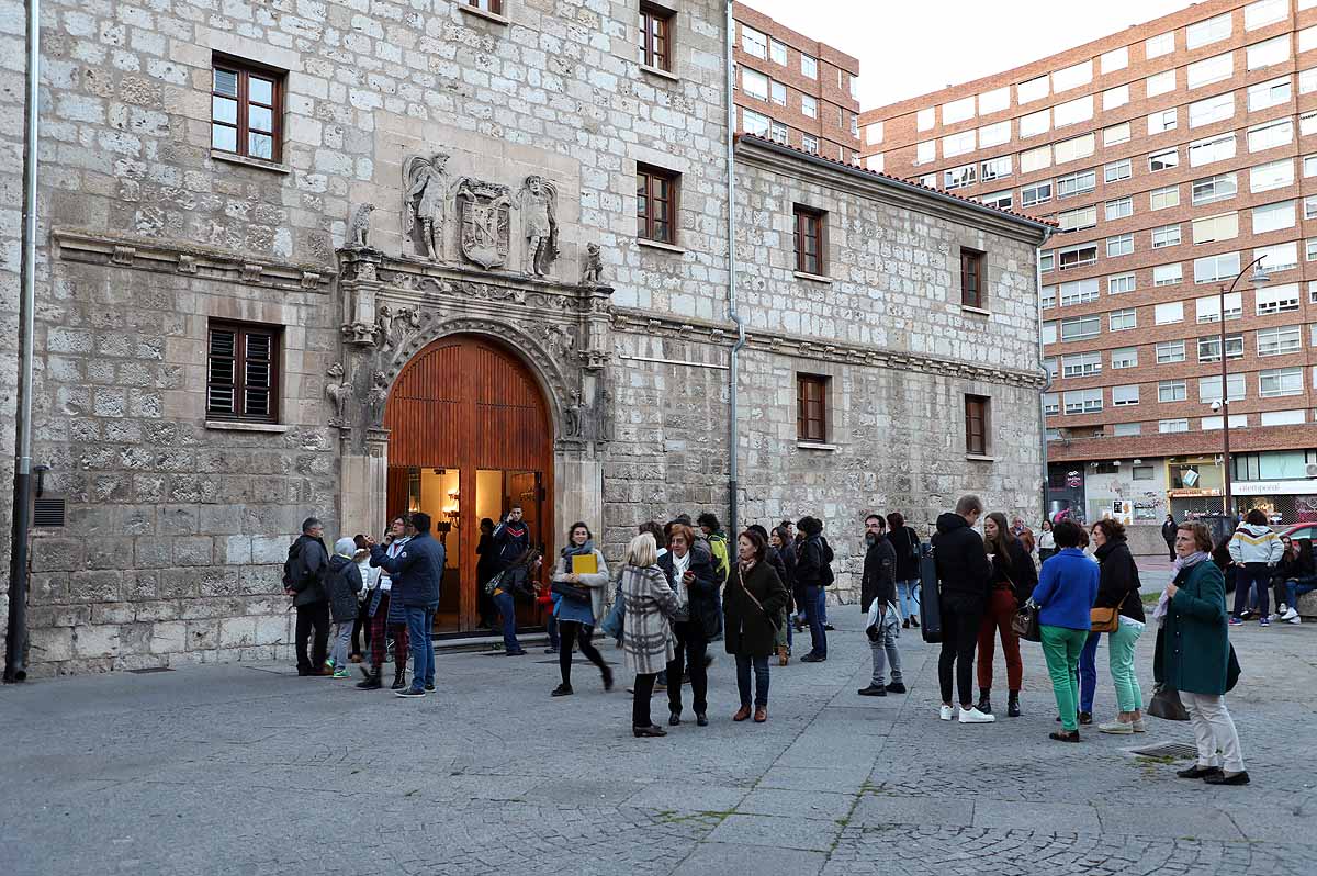 A pesar del frío viento, los burgaleses han salido a las calles para disfrutar de propuestas culturales hasta las 3 horas de la mañana durante una jornada llena de vida