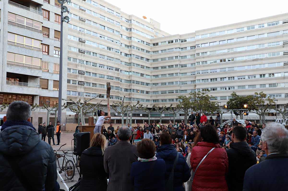 A pesar del frío viento, los burgaleses han salido a las calles para disfrutar de propuestas culturales hasta las 3 horas de la mañana durante una jornada llena de vida