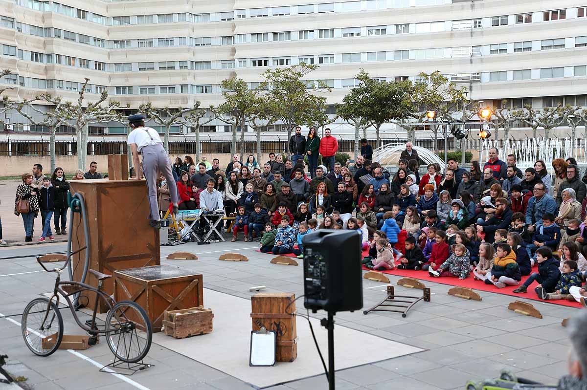 A pesar del frío viento, los burgaleses han salido a las calles para disfrutar de propuestas culturales hasta las 3 horas de la mañana durante una jornada llena de vida