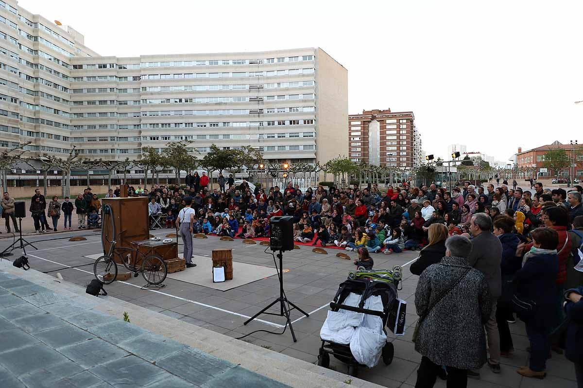 A pesar del frío viento, los burgaleses han salido a las calles para disfrutar de propuestas culturales hasta las 3 horas de la mañana durante una jornada llena de vida