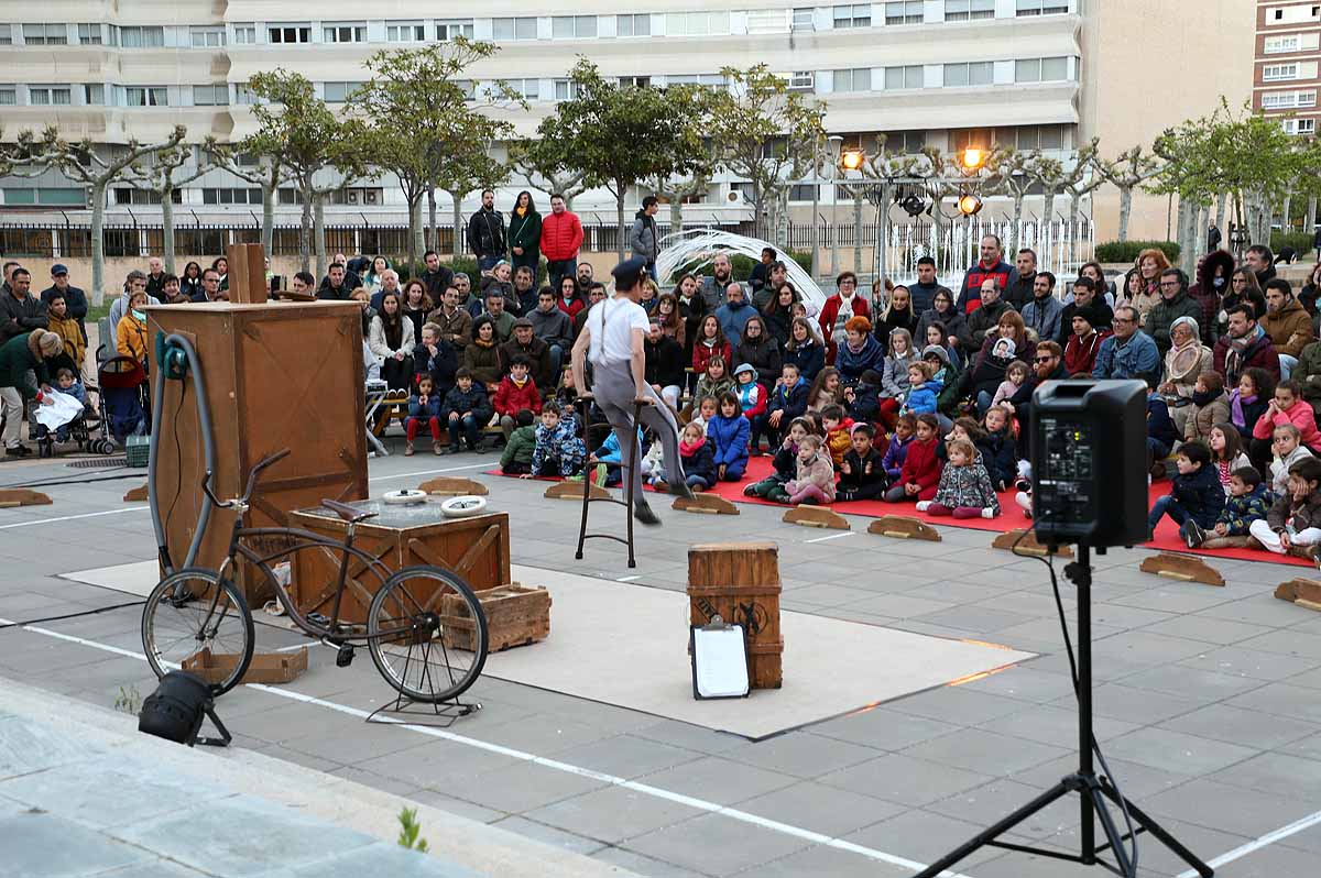 A pesar del frío viento, los burgaleses han salido a las calles para disfrutar de propuestas culturales hasta las 3 horas de la mañana durante una jornada llena de vida