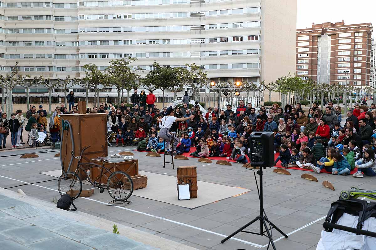 A pesar del frío viento, los burgaleses han salido a las calles para disfrutar de propuestas culturales hasta las 3 horas de la mañana durante una jornada llena de vida