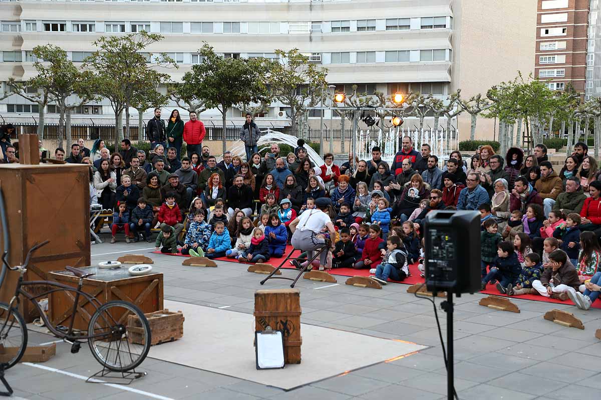 A pesar del frío viento, los burgaleses han salido a las calles para disfrutar de propuestas culturales hasta las 3 horas de la mañana durante una jornada llena de vida