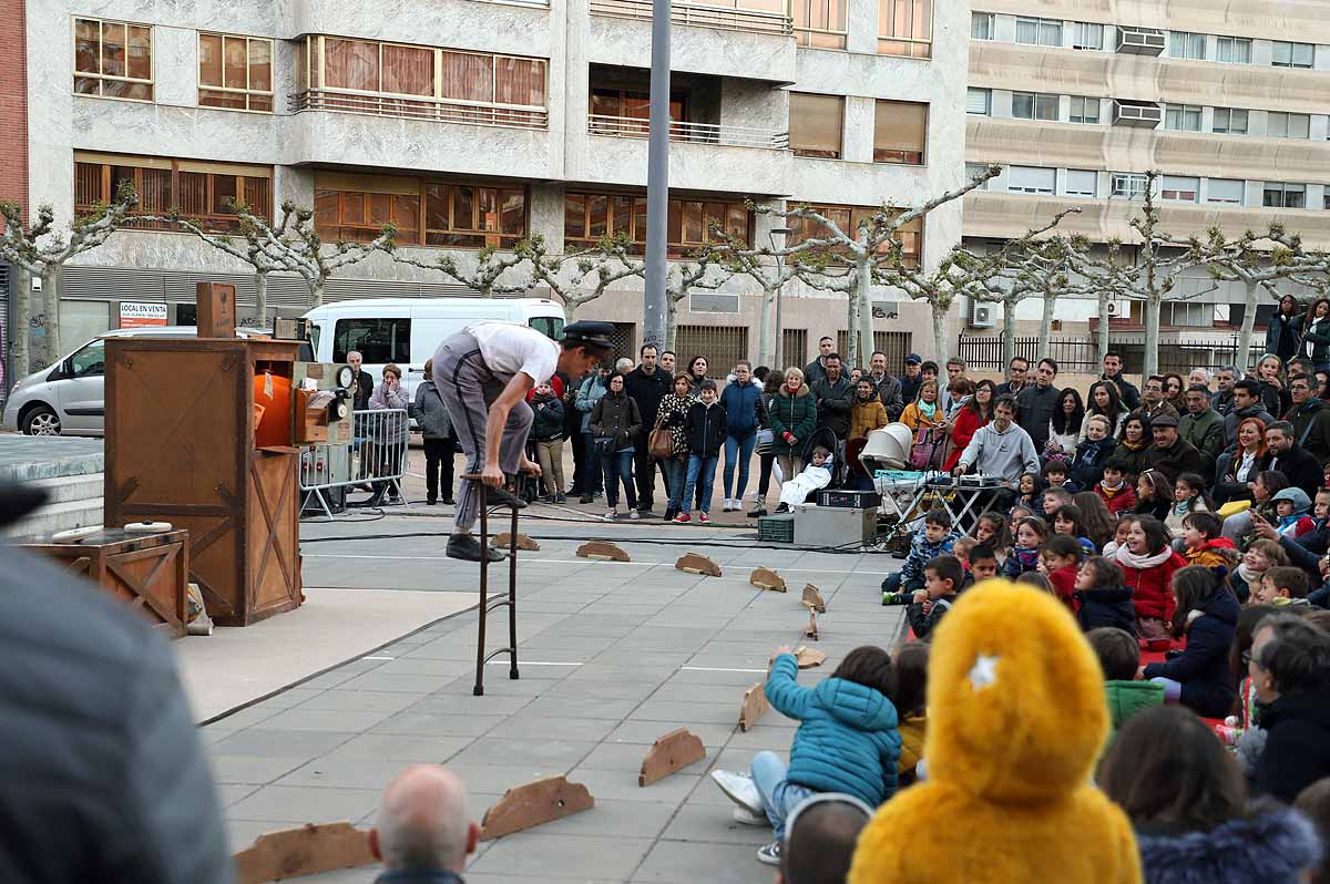 A pesar del frío viento, los burgaleses han salido a las calles para disfrutar de propuestas culturales hasta las 3 horas de la mañana durante una jornada llena de vida