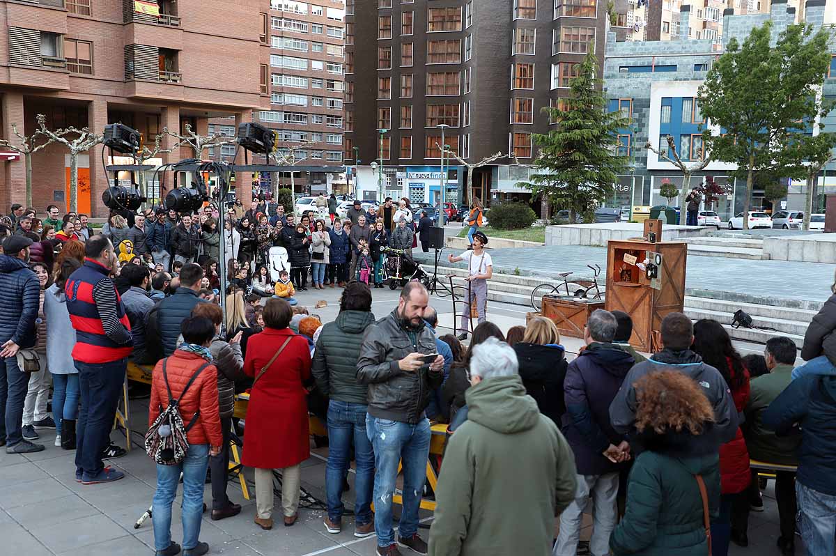 A pesar del frío viento, los burgaleses han salido a las calles para disfrutar de propuestas culturales hasta las 3 horas de la mañana durante una jornada llena de vida