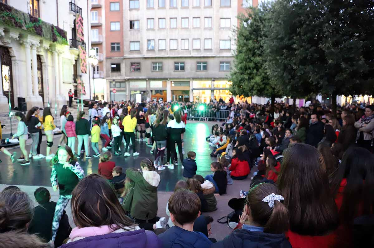 A pesar del frío viento, los burgaleses han salido a las calles para disfrutar de propuestas culturales hasta las 3 horas de la mañana durante una jornada llena de vida