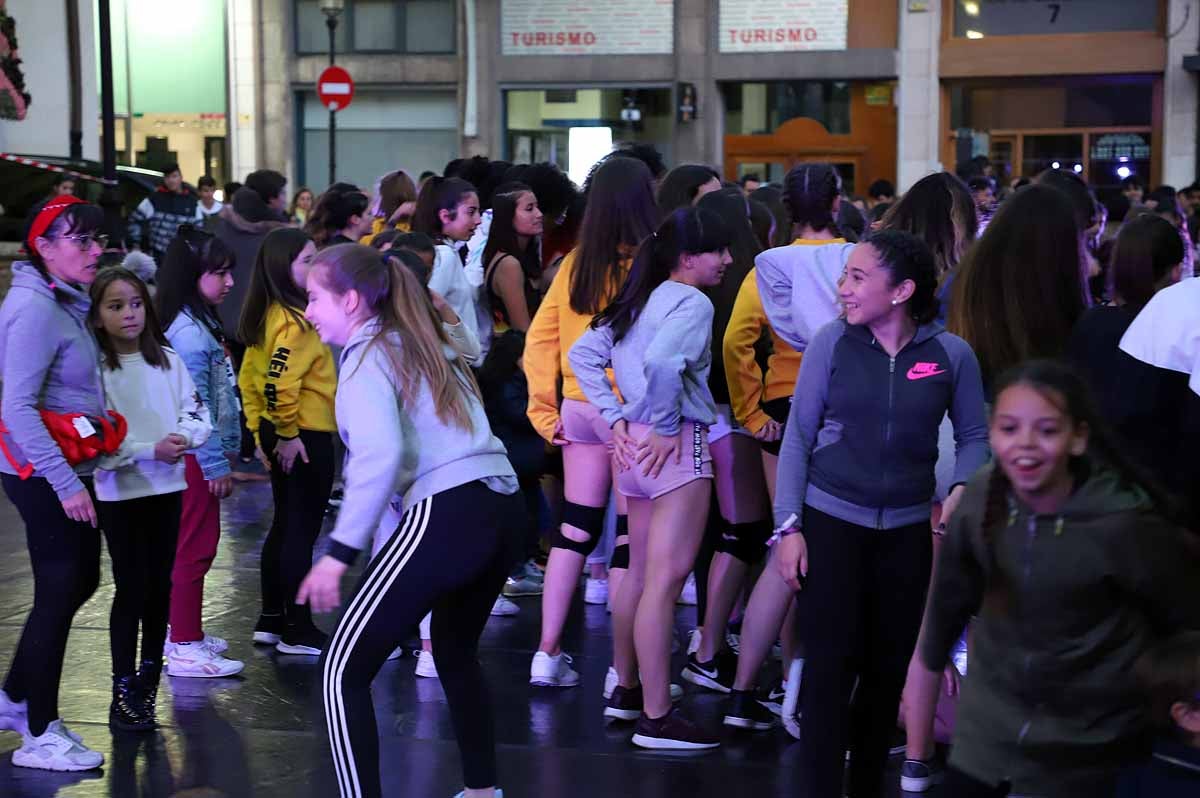 A pesar del frío viento, los burgaleses han salido a las calles para disfrutar de propuestas culturales hasta las 3 horas de la mañana durante una jornada llena de vida