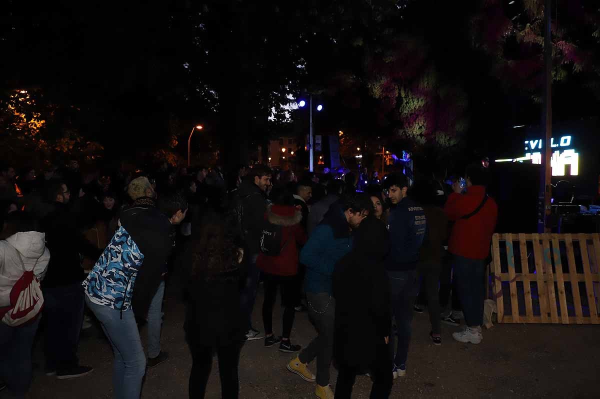 A pesar del frío viento, los burgaleses han salido a las calles para disfrutar de propuestas culturales hasta las 3 horas de la mañana durante una jornada llena de vida