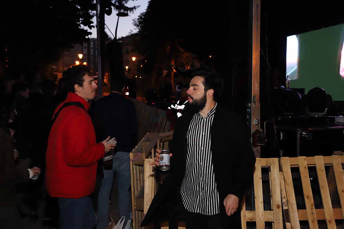 A pesar del frío viento, los burgaleses han salido a las calles para disfrutar de propuestas culturales hasta las 3 horas de la mañana durante una jornada llena de vida